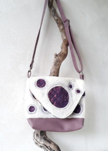sac à rabat crème à bulles violettes en laine feutrée, simili cuir et coton coloré