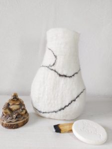 vase décoratif en laine feutrée blanc marbré